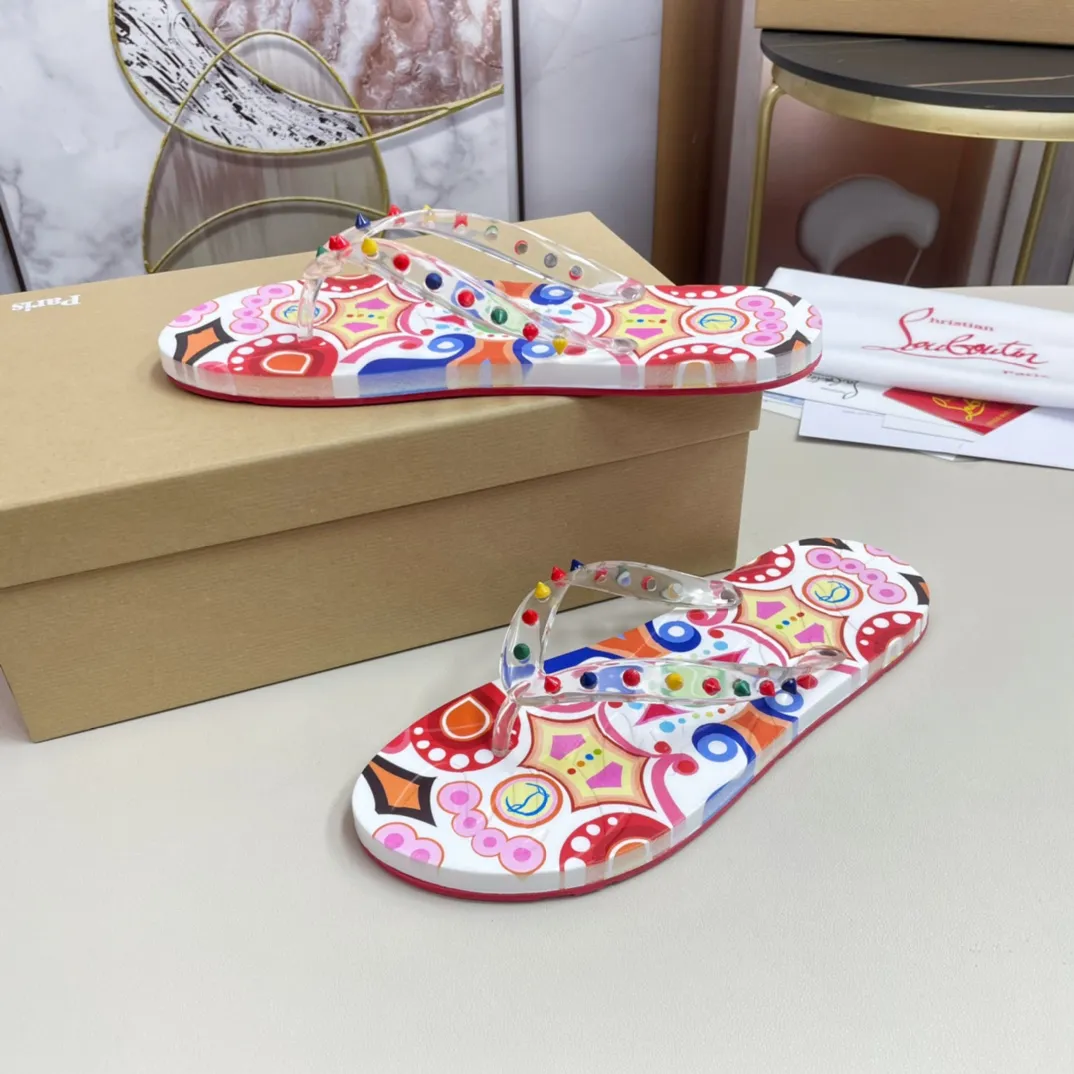 [CL red sole shoes] P: 300💰 size 38-45 Men's classic slippers, made on the official website 1:1, the original factory specializes in original materials ➖ OEM 3D printing pattern production ➖ Original color nails, ultra-light non-slip outsole. Super fashionable and super comfortable, handsome on the feet, a must-have for men in summer! !